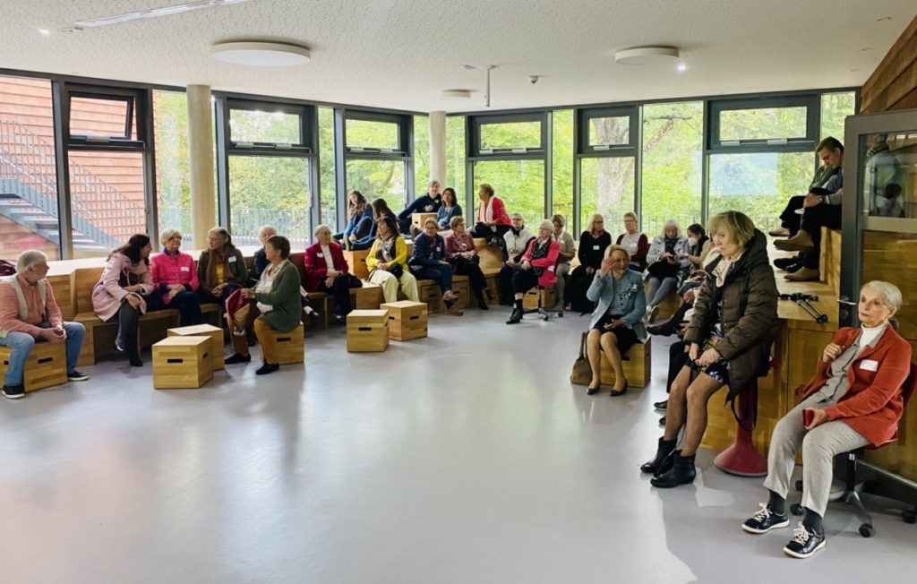 Ehemalige in der Arena im Mittelstufenbau